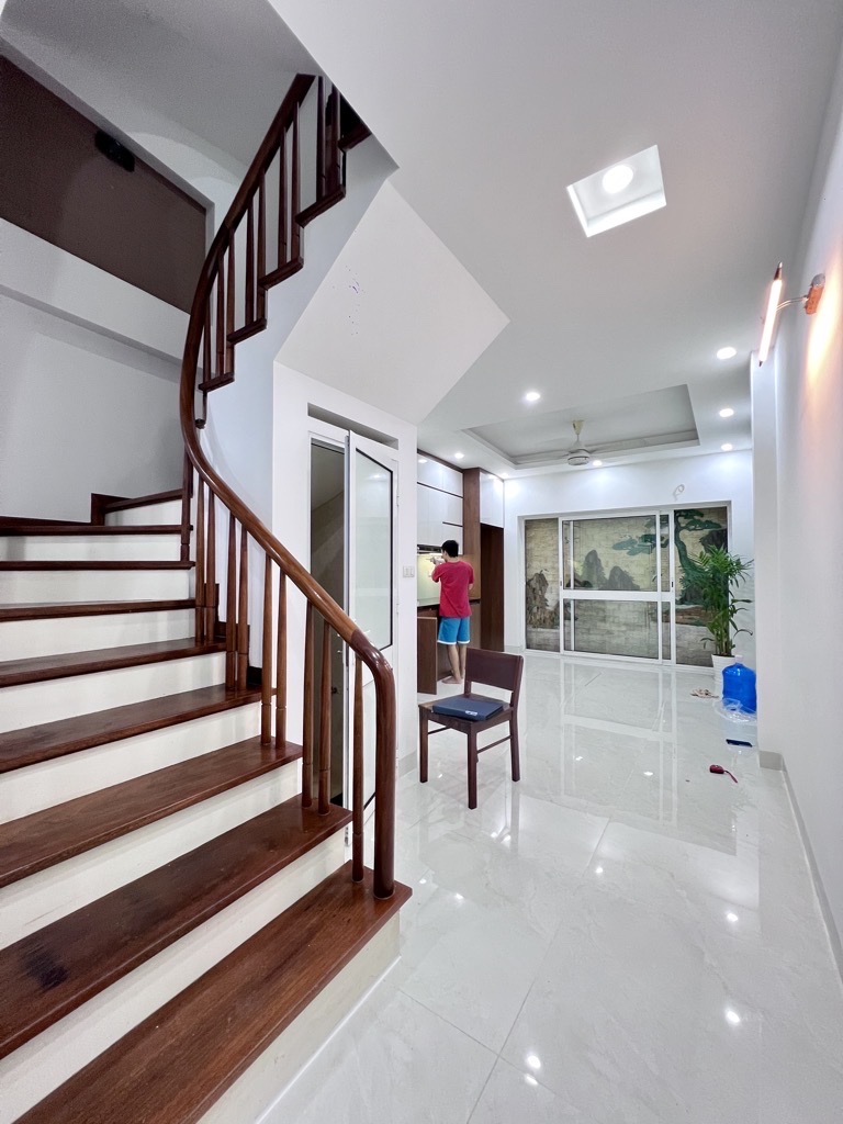 Bán Nhà Trường Chinh, 42m2, 5T, 5 ngủ, ô tô đỗ cửa, chỉ 10.9 tỷ. - Ảnh 1